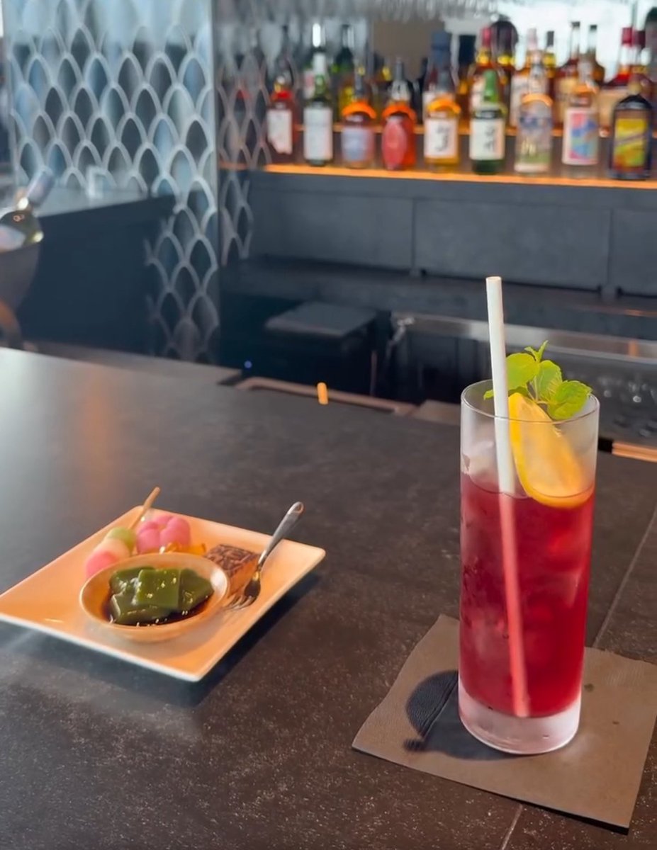 RetonKao's tweet image. 萬眾矚目的美國運通 Centurion Lounge 東京羽田貴賓室正式於 2025 年 7 月 16 日起開門迎賓!位於羽田機場第三航廈,持有美國運通白金卡、Centurion 卡即可入內使用。
貴賓室內還有現捏壽司,還有採用宮崎尾崎牛可以吃呢。淋浴間也非常舒適且依然使用歐舒丹作為備品。