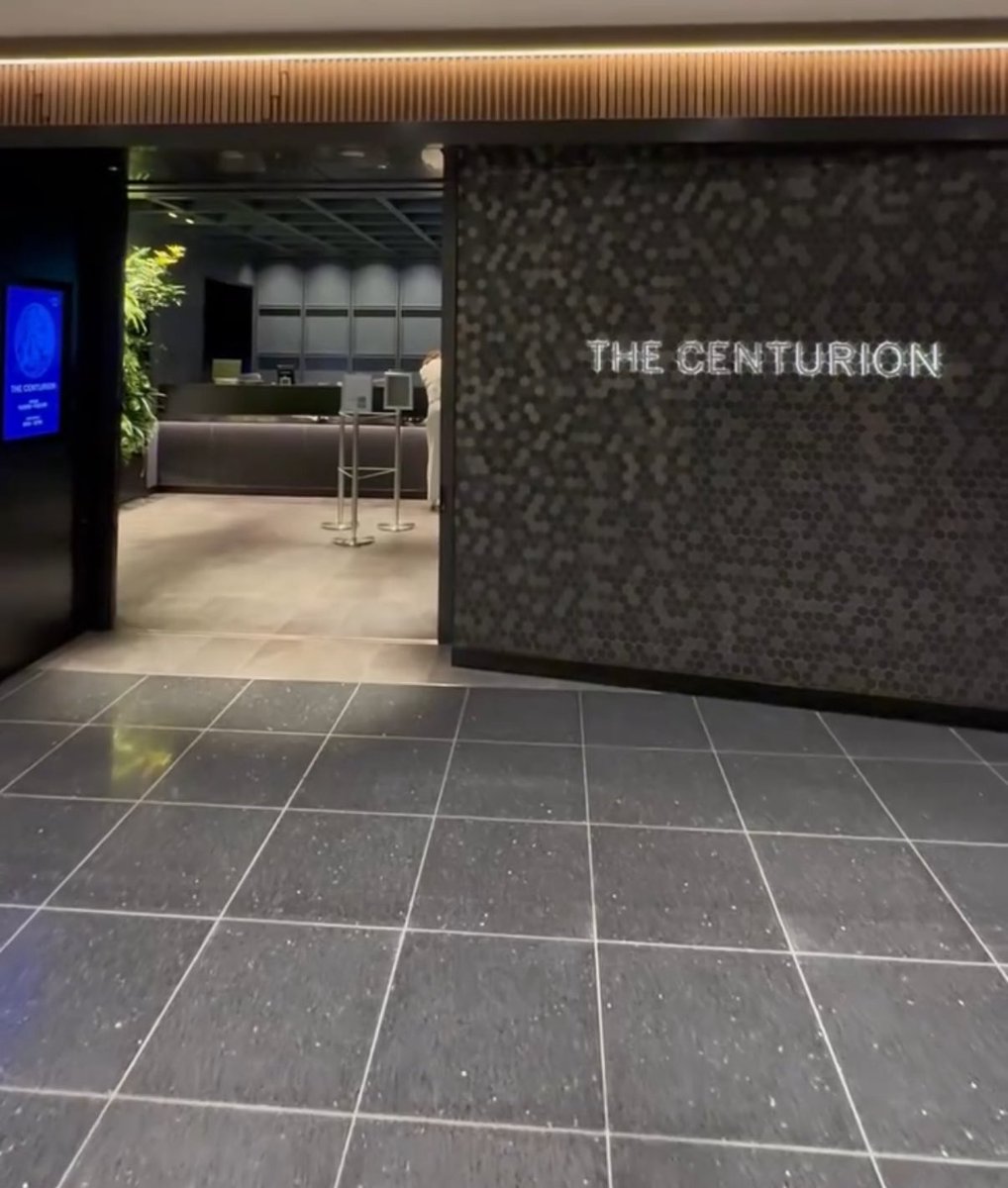 RetonKao's tweet image. 萬眾矚目的美國運通 Centurion Lounge 東京羽田貴賓室正式於 2025 年 7 月 16 日起開門迎賓!位於羽田機場第三航廈,持有美國運通白金卡、Centurion 卡即可入內使用。
貴賓室內還有現捏壽司,還有採用宮崎尾崎牛可以吃呢。淋浴間也非常舒適且依然使用歐舒丹作為備品。