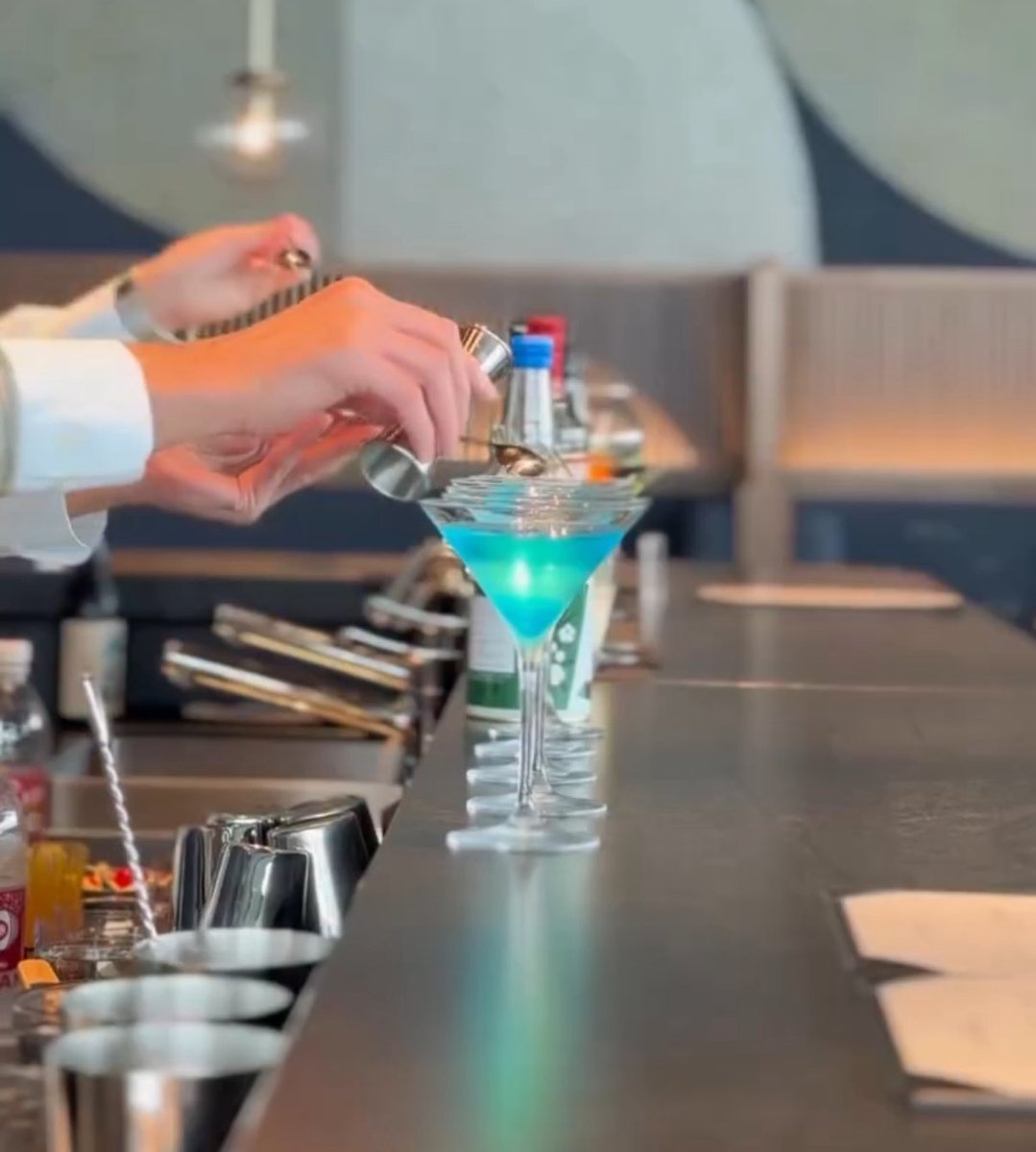 RetonKao's tweet image. 萬眾矚目的美國運通 Centurion Lounge 東京羽田貴賓室正式於 2025 年 7 月 16 日起開門迎賓!位於羽田機場第三航廈,持有美國運通白金卡、Centurion 卡即可入內使用。
貴賓室內還有現捏壽司,還有採用宮崎尾崎牛可以吃呢。淋浴間也非常舒適且依然使用歐舒丹作為備品。