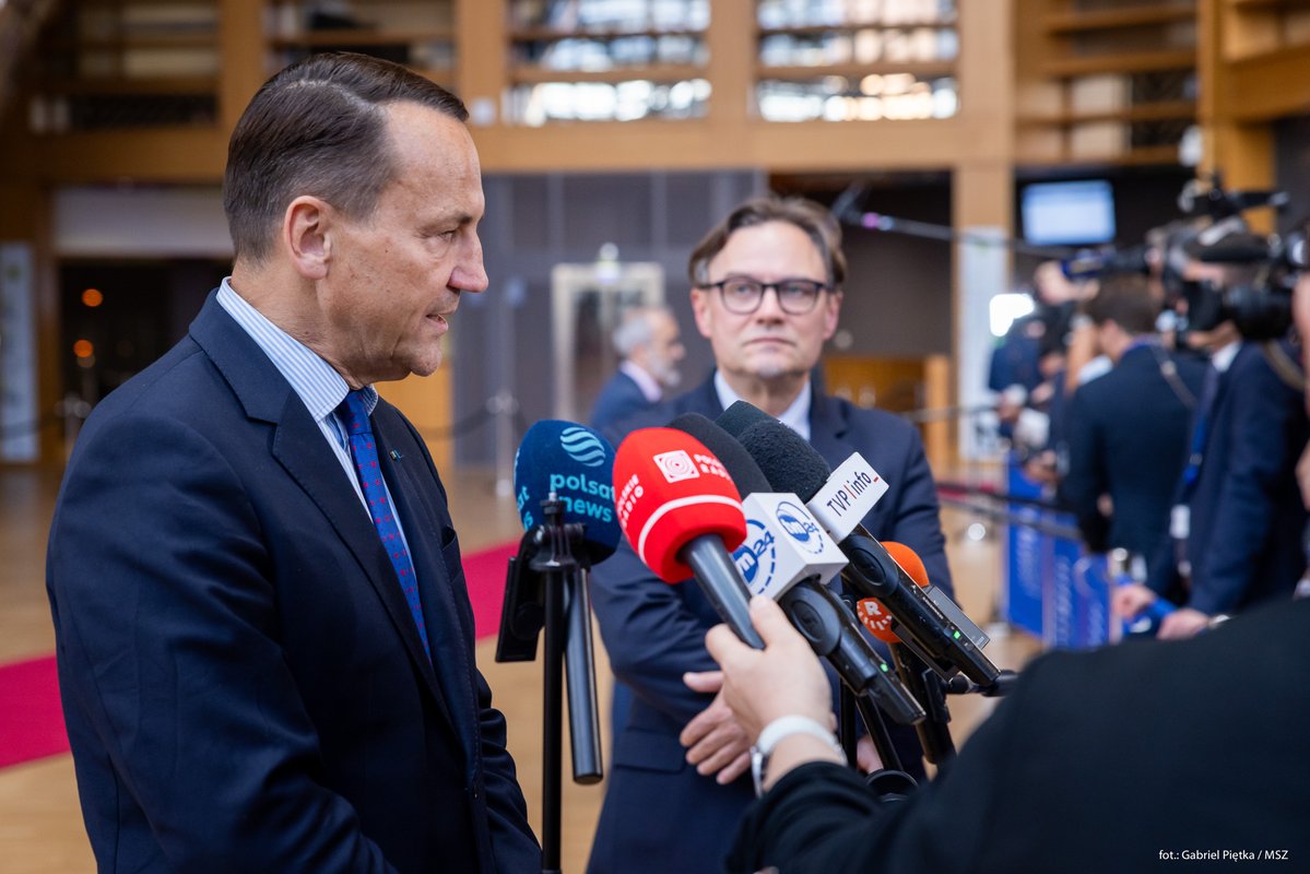 PolandMFA's tweet image. š¬ If NATO is going to buy American equipment for Ukraine, the question is whether to finance it with taxpayersā money or with Russiaās frozen assets.
I believe the aggressor should pay for the damages.
| FM @sikorskiradek after the šŖšŗ #FAC