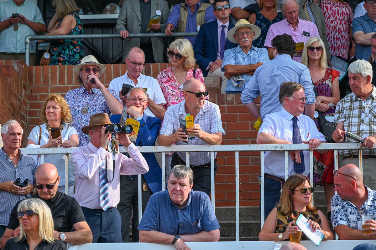 ponteraces's tweet image. π Friday 18th July β day 1 of the @YorkshireRacing Summer Festival at Pontefract π
Enjoy 6 thrilling races, then rock out with Flash: A Tribute to Queen πΈπ
π» Plus, there's a beer festival, with great local ales & cider on offer!
pontefract-races.co.uk
π· Hannah Ali