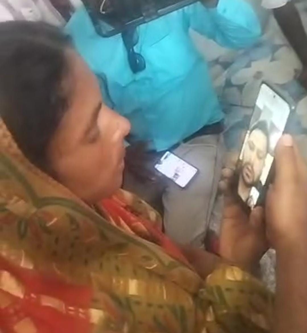 Chitranjan Gagan (@chitranjangaga1) on Twitter photo गोरौल संजना हत्याकांड.... पीड़िता के माँ से वीडियो कॉल के माध्यम से जानकारी लेते नेता प्रतिपक्ष श्री तेजस्वी यादव जी।
<a href="/yadavtejashwi/">Tejashwi Yadav</a> <a href="/RJDforIndia/">Rashtriya Janata Dal</a> <a href="/VaishaliRjd/">RJD Vaishali</a> <a href="/BiharPoliceCGRC/">Bihar Police</a>
<a href="/SpVaishali/">Vaishali Police, Bihar</a> <a href="/vaishali_sp/">vaishaliSP</a> <a href="/SPVaishali1982/">SP Vaishali</a> <a href="/spvaishali2025/">Sp vaishali</a> गोरौल संजना हत्याकांड.... पीड़िता के माँ से वीडियो कॉल के माध्यम से जानकारी लेते नेता प्रतिपक्ष श्री तेजस्वी यादव जी।
<a href="/yadavtejashwi/">Tejashwi Yadav</a> <a href="/RJDforIndia/">Rashtriya Janata Dal</a> <a href="/VaishaliRjd/">RJD Vaishali</a> <a href="/BiharPoliceCGRC/">Bihar Police</a>
<a href="/SpVaishali/">Vaishali Police, Bihar</a> <a href="/vaishali_sp/">vaishaliSP</a> <a href="/SPVaishali1982/">SP Vaishali</a> <a href="/spvaishali2025/">Sp vaishali</a>