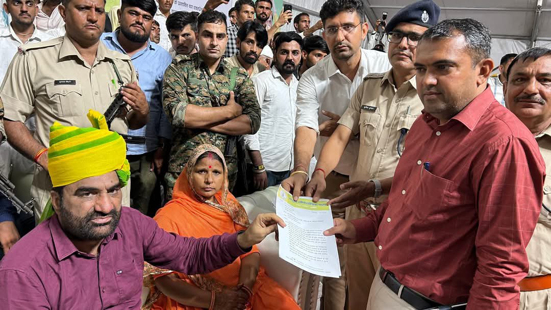 आज तो <a href="/hanumanbeniwal/">HANUMAN BENIWAL</a> जी ज्ञापन देने खड़े भी नहीं हुवे ।
जनता का दरबार लगा हो, और प्रशासन पहुंचने नहीं 
प्रशासन पहुंच मांगपत्र लेने ।

भोजन की तैयारी शुरु कर दी <a href="/hanumanbeniwal/">HANUMAN BENIWAL</a> जी ने ।