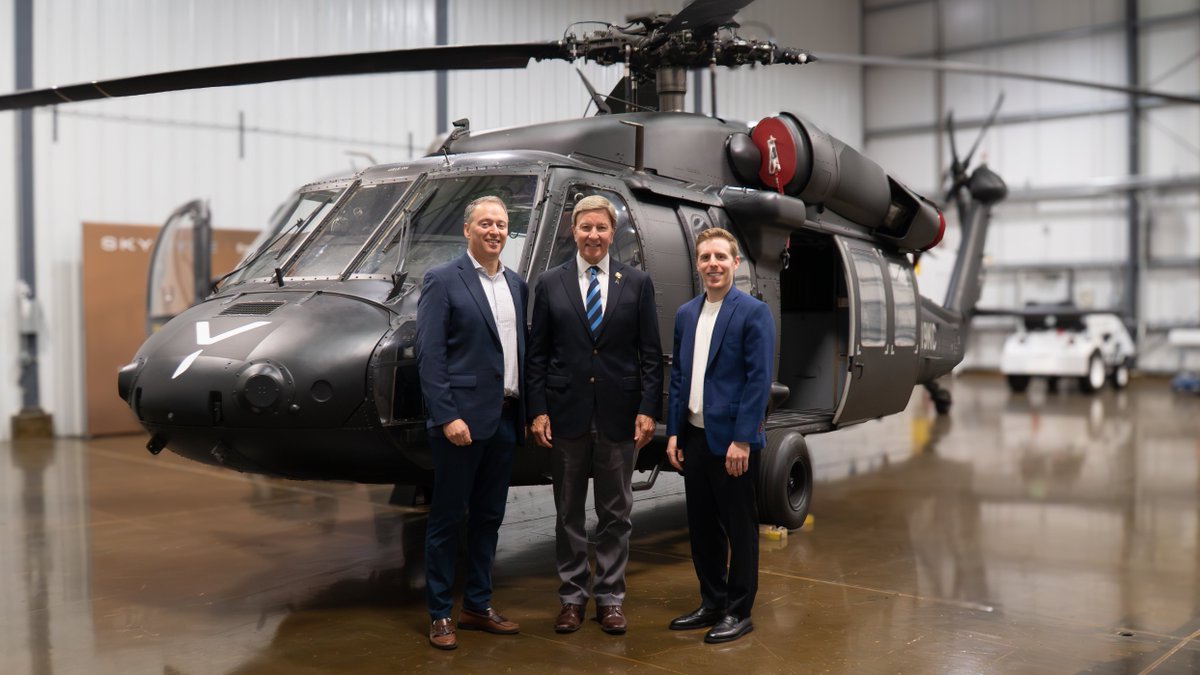 skyryse's tweet image. Thank you Congressman Mike Rogers @repmikerogersal for visiting our innovation showcase in Hawthorne, CA!
It was an honor to show Chairman Rogers of the House Armed Services Committee our advancements to deploy our universal operating system, SkyOS on Black Hawks. The…
