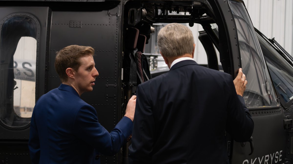 skyryse's tweet image. Thank you Congressman Mike Rogers @repmikerogersal for visiting our innovation showcase in Hawthorne, CA!
It was an honor to show Chairman Rogers of the House Armed Services Committee our advancements to deploy our universal operating system, SkyOS on Black Hawks. The…