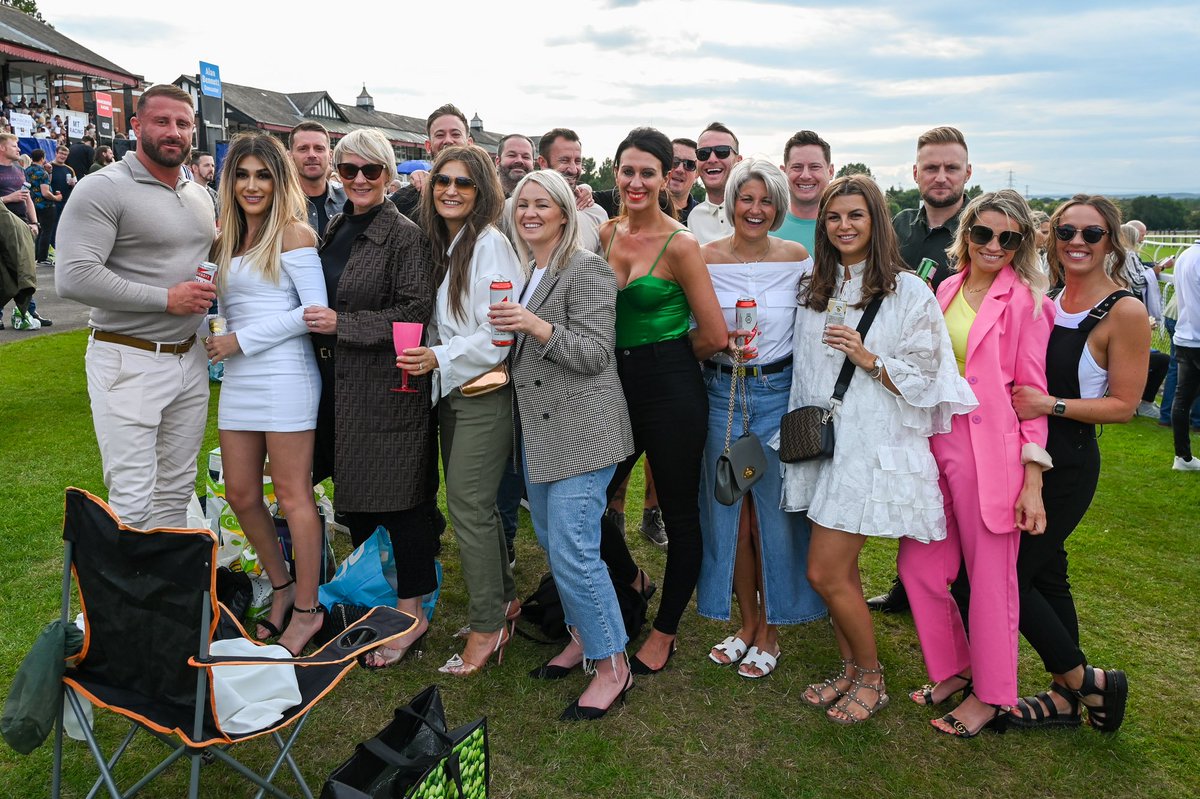 ponteraces's tweet image. π Friday 18th July β day 1 of the @YorkshireRacing Summer Festival at Pontefract π
Enjoy 6 thrilling races, then rock out with Flash: A Tribute to Queen πΈπ
π» Plus, there's a beer festival, with great local ales & cider on offer!
pontefract-races.co.uk
π· Hannah Ali