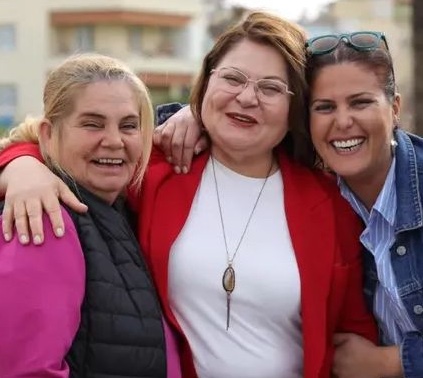 23didim23's tweet photo. Esra Polat aylardır Didim’de “Devlete  değil, dedikoduya memur” gibi çalışıyor.

Aydan Aşık Turgut’a WhatsApp’tan istihbarat geçerken, yediği insan hakları, ahlak ve adaletin üzerine basıp geçiyor.

Halbuki devlet kadını değil, dedikodu kadını olmuşsun Esra.

-utanıyormusun. ?👀 https://t.co/XZgiDK9Otj
