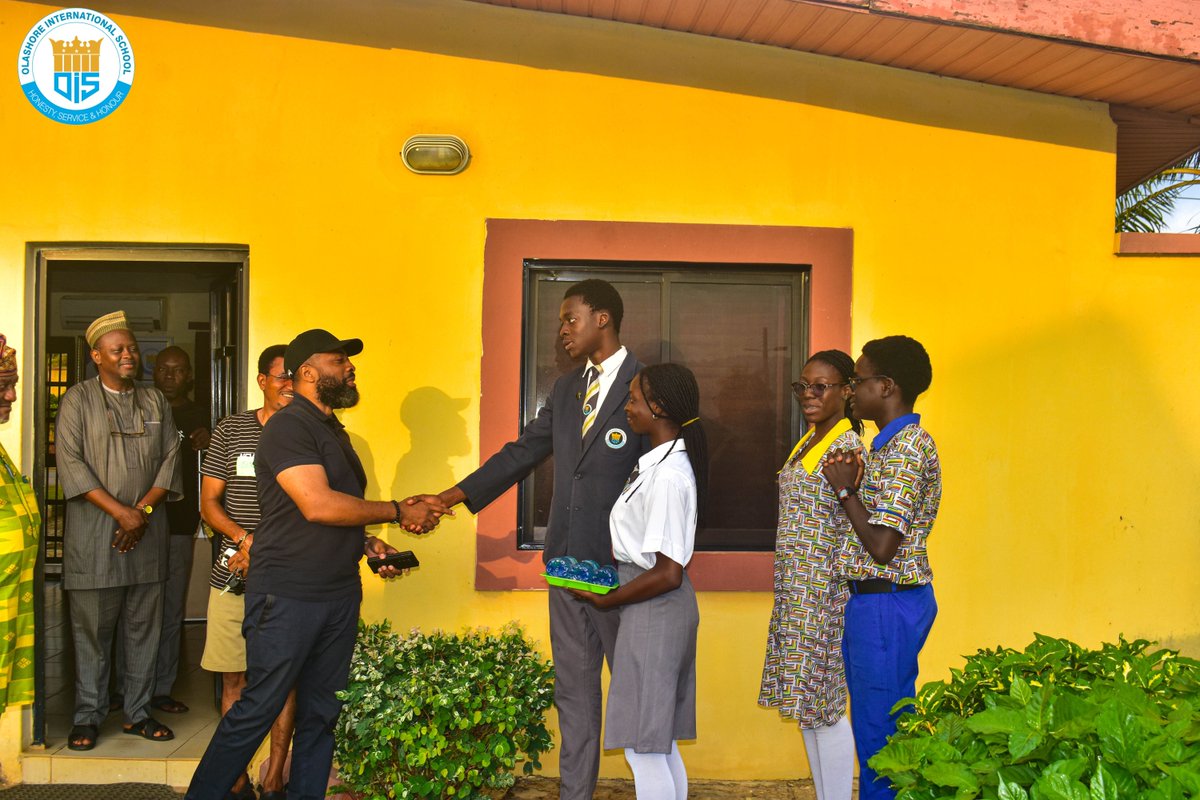 OlashoreSchool's tweet image. Alumnus Mr. Temitope Runsewe (Class of ’99) toured Olashore with student leaders, reminiscing on tuckshop days, football matches, science labs &amp;amp; planting lawns as punishment Delighted to see the school thriving &amp;amp; evolving with tech. #OlashoreAlumni #SchoolPride #Oisredefined