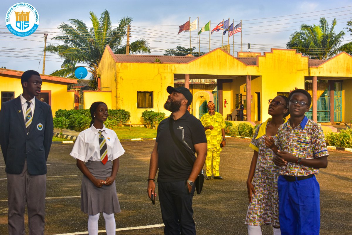 OlashoreSchool's tweet image. Alumnus Mr. Temitope Runsewe (Class of ’99) toured Olashore with student leaders, reminiscing on tuckshop days, football matches, science labs &amp;amp; planting lawns as punishment Delighted to see the school thriving &amp;amp; evolving with tech. #OlashoreAlumni #SchoolPride #Oisredefined