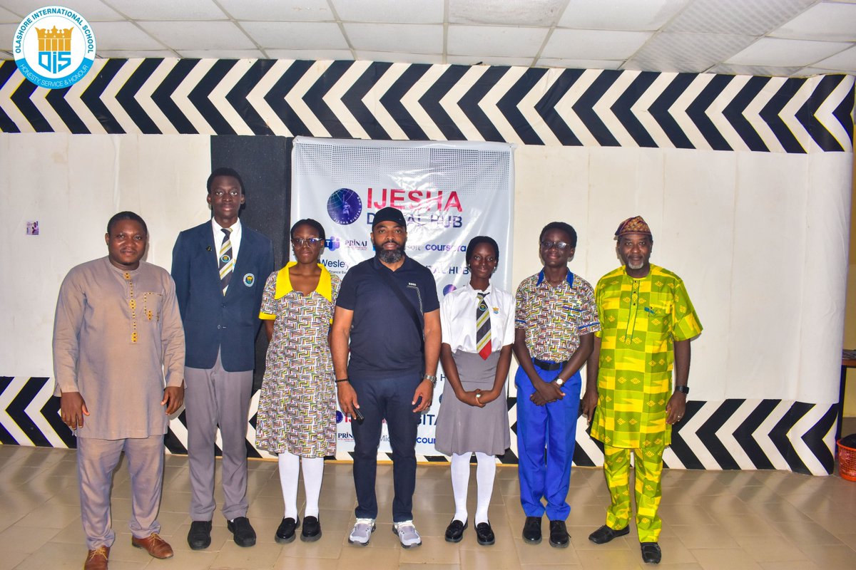 OlashoreSchool's tweet image. Alumnus Mr. Temitope Runsewe (Class of ’99) toured Olashore with student leaders, reminiscing on tuckshop days, football matches, science labs &amp;amp; planting lawns as punishment Delighted to see the school thriving &amp;amp; evolving with tech. #OlashoreAlumni #SchoolPride #Oisredefined