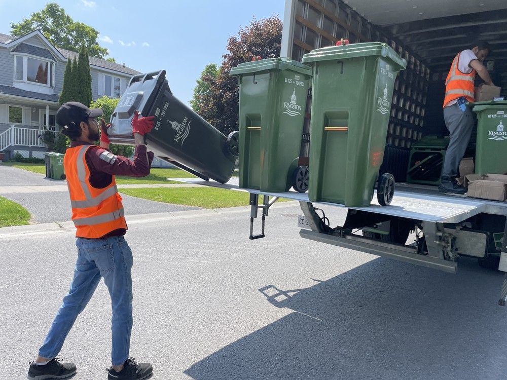 WhigStandard's tweet photo. Kingston residents voice frustration over city's automated recycling collection system https://t.co/wLErqIBIyg https://t.co/mhnzN9TnZX