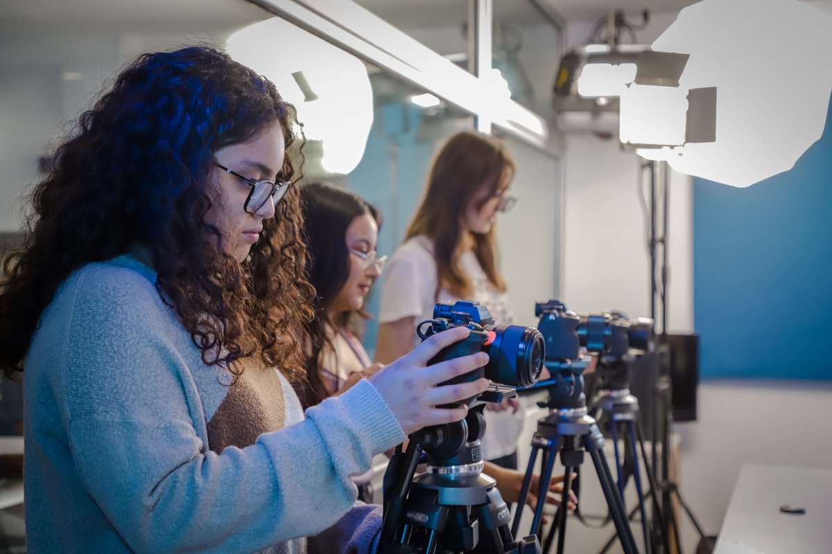 Así vivieron nuestros estudiantes de tercer año de la Licenciatura en Ciencias de la Comunicación el taller de producción de video, donde siguen fortaleciendo sus habilidades audiovisuales. 🎬  ¡Nos encanta verlos crecer! 🙌

#SoyLandívar