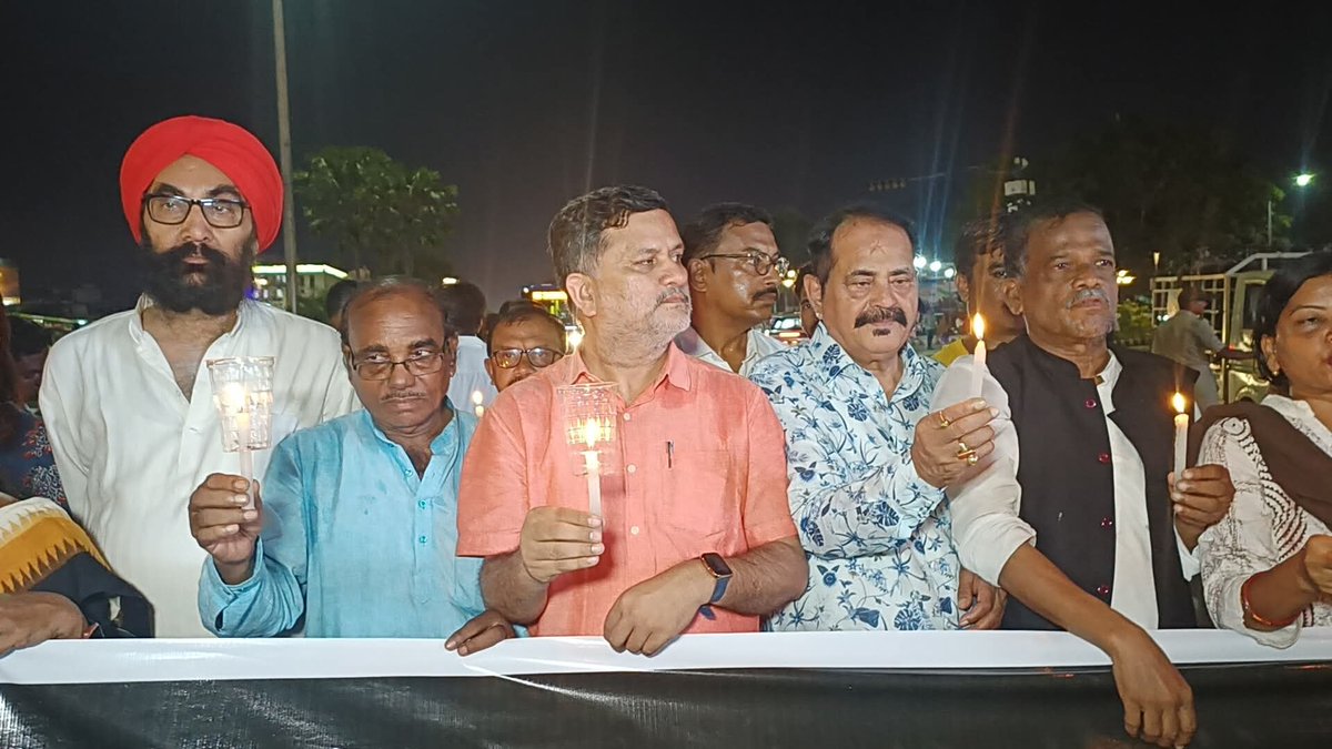 IYCOdisha's tweet photo. ଆଜି ଭୁବନେଶ୍ୱର ମାଷ୍ଟର କ୍ୟାଣ୍ଟିନ ଛକ ଠାରେ କଂଗ୍ରେସ ଦଳ, ବାମ ପନ୍ଥି ଦଳ, ଏବଂ ସମଭାବାପନ୍ନ ଦଳ ଗୁଡ଼ିକ ପକ୍ଷରୁ ବାଲେଶ୍ଵର ଛାତ୍ରୀ ଆତ୍ମହତ୍ୟା ଘଟଣା ବିରୁଦ୍ଧରେ ଏକ ପ୍ରତିବାଦ ସଭା ବା କ୍ୟଣ୍ଡେଲ ଶୋଭାଯାତ୍ରା କରାଯାଇଛି।
#justiceforsoumyashree
#savewomenlives 
#WomenAtrocity
#SoumyashreeBisi https://t.co/V3fYXJUIIv
