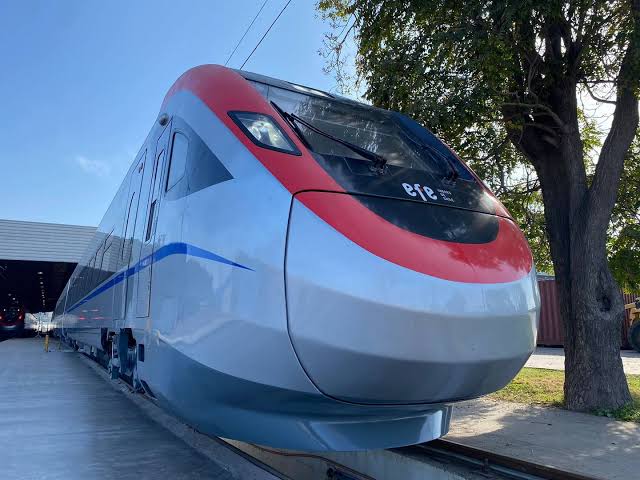 Mientras tanto los trenes chilenos. Rápidos, modernos, amigables con el medio ambiente. Comparen con la chatarra obsoleta, lenta y contaminante de <a href="/rlopezaliaga1/">Rafael López Aliaga</a>