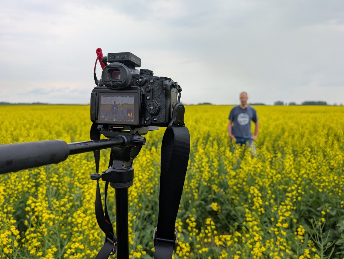 RealAg_Amber's tweet photo. Spent yesterday filming a @realagriculture #FarmingForward episode with Kerry Nell in Rosthern SK! Today is #AIM25! It's going to be a great few days! https://t.co/Kv0olxZuDw