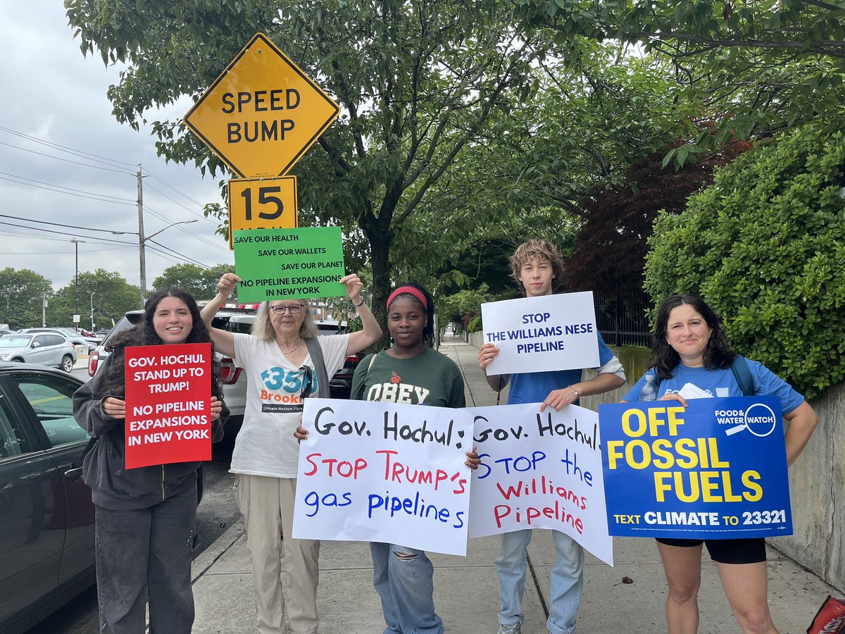 nychange's tweet image. Stop the Williams pipeline crew scrambled today to picket outside @GovKathyHochul’s 11am event in Brooklyn. 💪
Hochul should stand up to Trump and stop the Williams pipelines, which would jack up our utility bills and cook the climate!