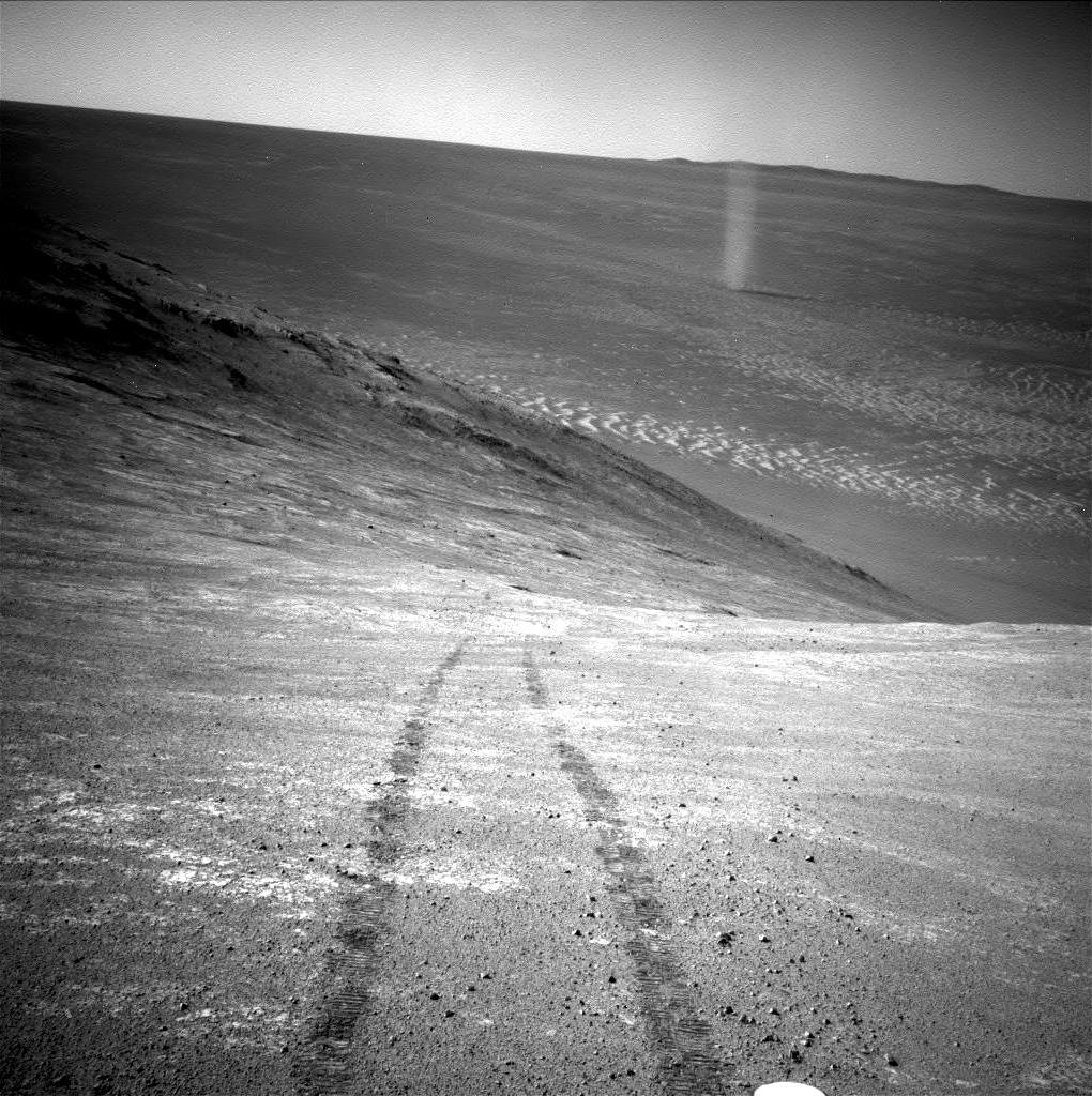 NASA360's tweet image. 60 years ago, humanity got its first up-close glimpse of Mars. Since then, we’ve watched dust devils dance, rovers roam and helicopters hover. Take a look back at how our view of the Red Planet has evolved: go.nasa.gov/3IqRt8e