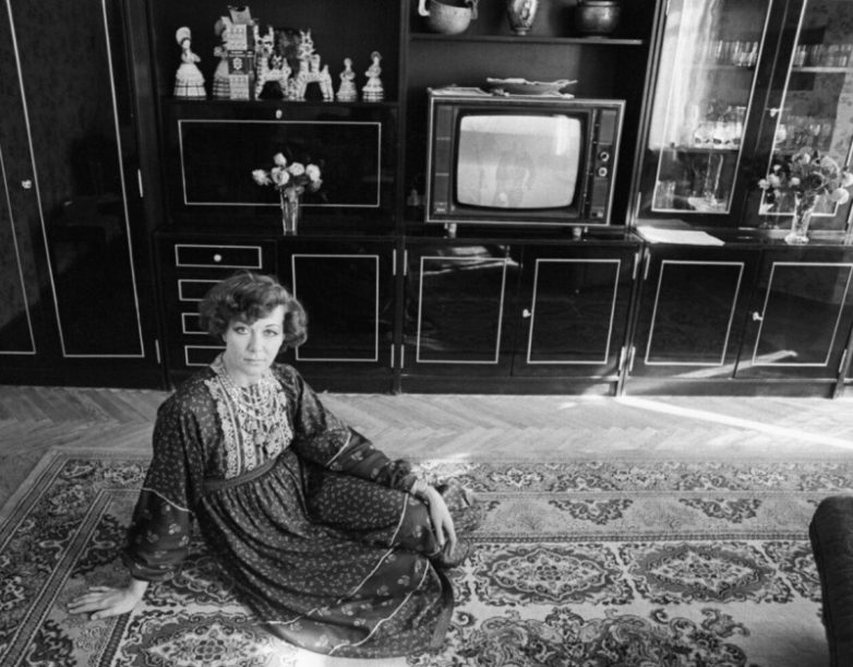 В чем особенность этой фотографии в квартире Эдиты Пьехи? В том, что у моей тетки дома была такая же стенка. А вы можете себе позволить сейчас такую же мебель, которая есть у Газманова или Лепса? Вот и я о том, что даже дверцу от мебели вы едва себе сможете купить, как у них.