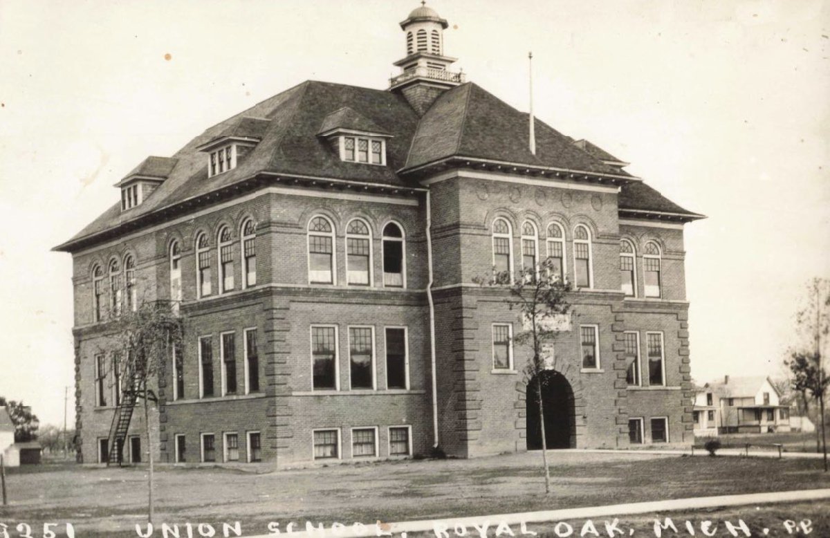 OaklandHistory's tweet image. Royal Oak Union School, opened in 1902. Royal Oak, Oakland County, Michigan.
Postcard photograph from the David V. Tinder Collection of Michigan Photography at the University of Michigan Clements Library.
