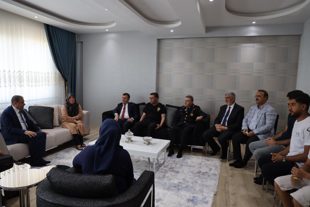 Şanlıurfa Büyükşehir Belediye Başkanvekilimiz Ahmet Aksoy, 15 Temmuz Demokrasi ve Millî Birlik Günü programı kapsamında,

🇹🇷 Aziz Şehidimiz Mustafa Direkli’nin kabrini ziyaret ederek dualar okudu, ardından
🇹🇷 Şehidimizin kıymetli ailesiyle ve
🇹🇷 Kahraman Gazimiz Kemal Erkan ile