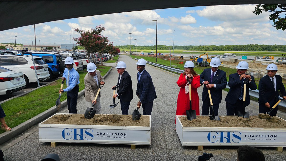 LindseyGrahamSC's tweet image. I was delighted to be joined by Governor @henrymcmaster and @SenatorTimScott at yesterday’s groundbreaking ceremony for the Charleston International Airport’s West Gate Expansion Project. The Charleston area has seen significant population and visitor growth over the past 20…
