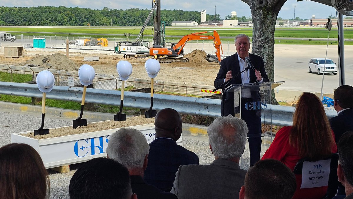 LindseyGrahamSC's tweet image. I was delighted to be joined by Governor @henrymcmaster and @SenatorTimScott at yesterday’s groundbreaking ceremony for the Charleston International Airport’s West Gate Expansion Project. The Charleston area has seen significant population and visitor growth over the past 20…