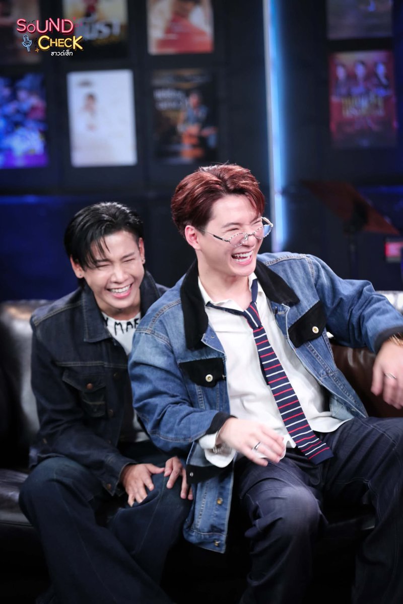 直播里自然靠肩的刹那，时光也为之柔软。

#TheExMorningEP9