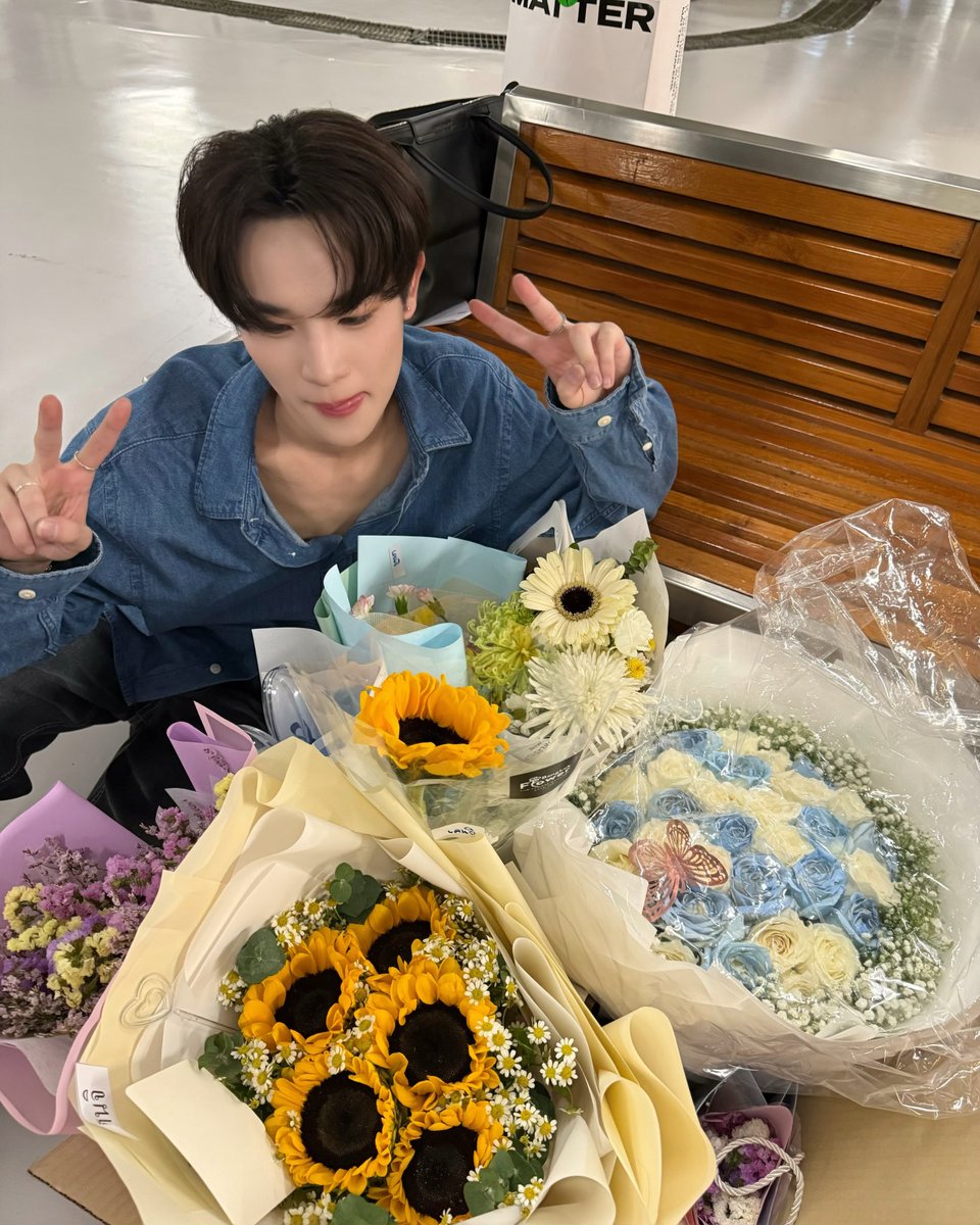 kkennatthapong's tweet image. วันนี้ขอบคุณทุกคนมากนะค้าบบ
ดีใจที่ได้เห็นทุกคนอีกครั้ง และขอบคุณทุกคนที่ยังรอกันอยู่จนถึงตอนนี้ วันนี้งานจบแล้วไว้เจอกันงานอื่นๆต่อไป และฝากผลงานอื่นๆต่อไปในอนาคตไว้ด้วยนะค้าบบ 🤲🏻💐
kenji.
#kennatthapong
#XEBIS_PRESSCON #XEBISENTERTAINMENT #MAKEPOPHISTORY