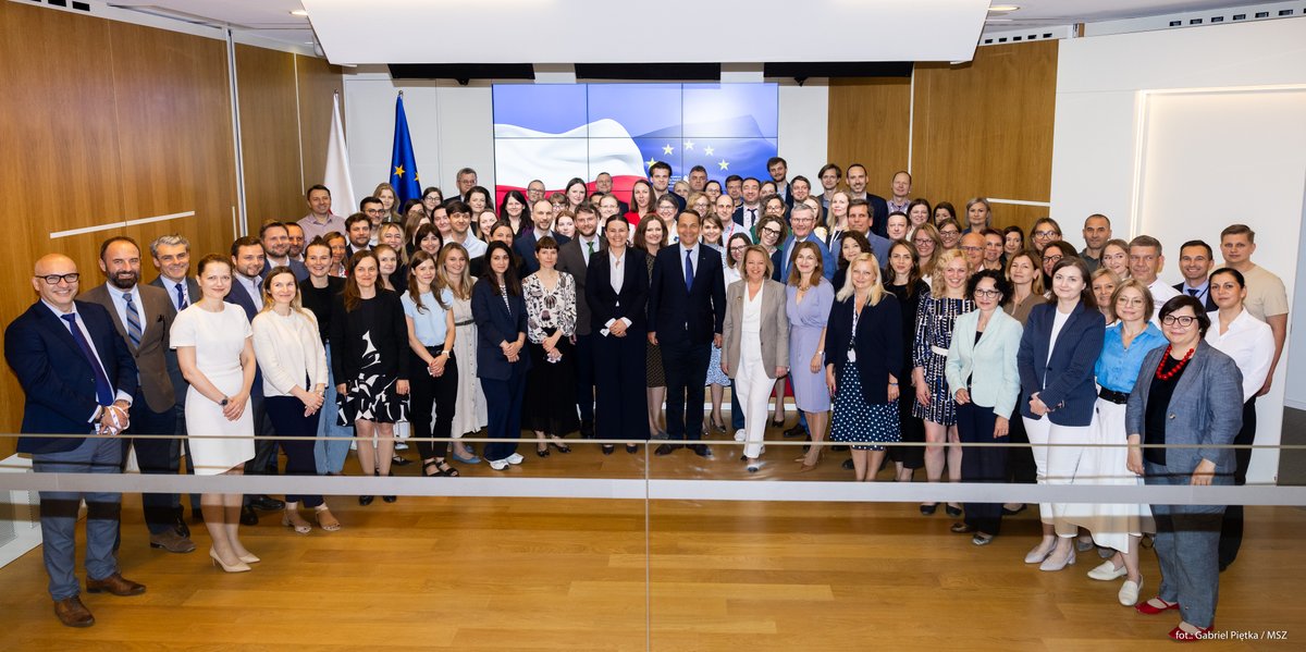 PolandMFA's tweet image. š¬The MFA didnāt organize the presidency, but it is its main beneficiary - it boosted Polandās prestige.
Iād like to thank you for your work, for hundreds of meetings, and for the fact that many people praised our presidency.
| FM @sikorskiradek at the meeting with @PLintheEU