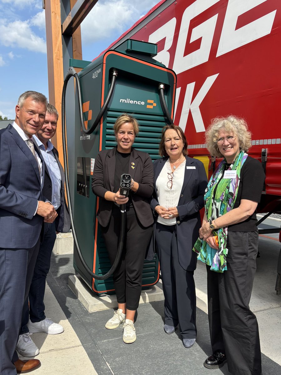 Wirtschaft.NRW (@wirtschaftnrw) on Twitter photo In Recklinghausen hat @monaneubaur heute den ersten Ladepark für E-LKW mit sechs CCS-Ladepunkten von Milence in <a href="/landnrw/">Staatskanzlei NRW</a> eröffnet: „Wir unterstützen diesen Wandel aktiv – für besseren Klimaschutz, für eine starke, wettbewerbsfähige Wirtschaft und für ein zukunftsfähiges NRW!“ 🔋 In Recklinghausen hat @monaneubaur heute den ersten Ladepark für E-LKW mit sechs CCS-Ladepunkten von Milence in <a href="/landnrw/">Staatskanzlei NRW</a> eröffnet: „Wir unterstützen diesen Wandel aktiv – für besseren Klimaschutz, für eine starke, wettbewerbsfähige Wirtschaft und für ein zukunftsfähiges NRW!“ 🔋