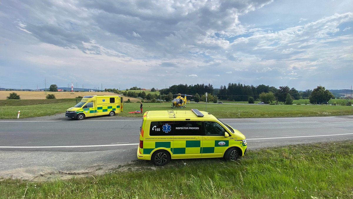 Dvě osoby byly dnes krátce před 16. hodinou zraněny elektrickým proudem v areálu výrobního závodu v Lipovce (RK). Muž je po poskytnutí neodkladné přednemocniční péče s vážnými popáleninami transportován do popáleninového centra FN Královské Vinohrady, žena s lehčím zraněním do