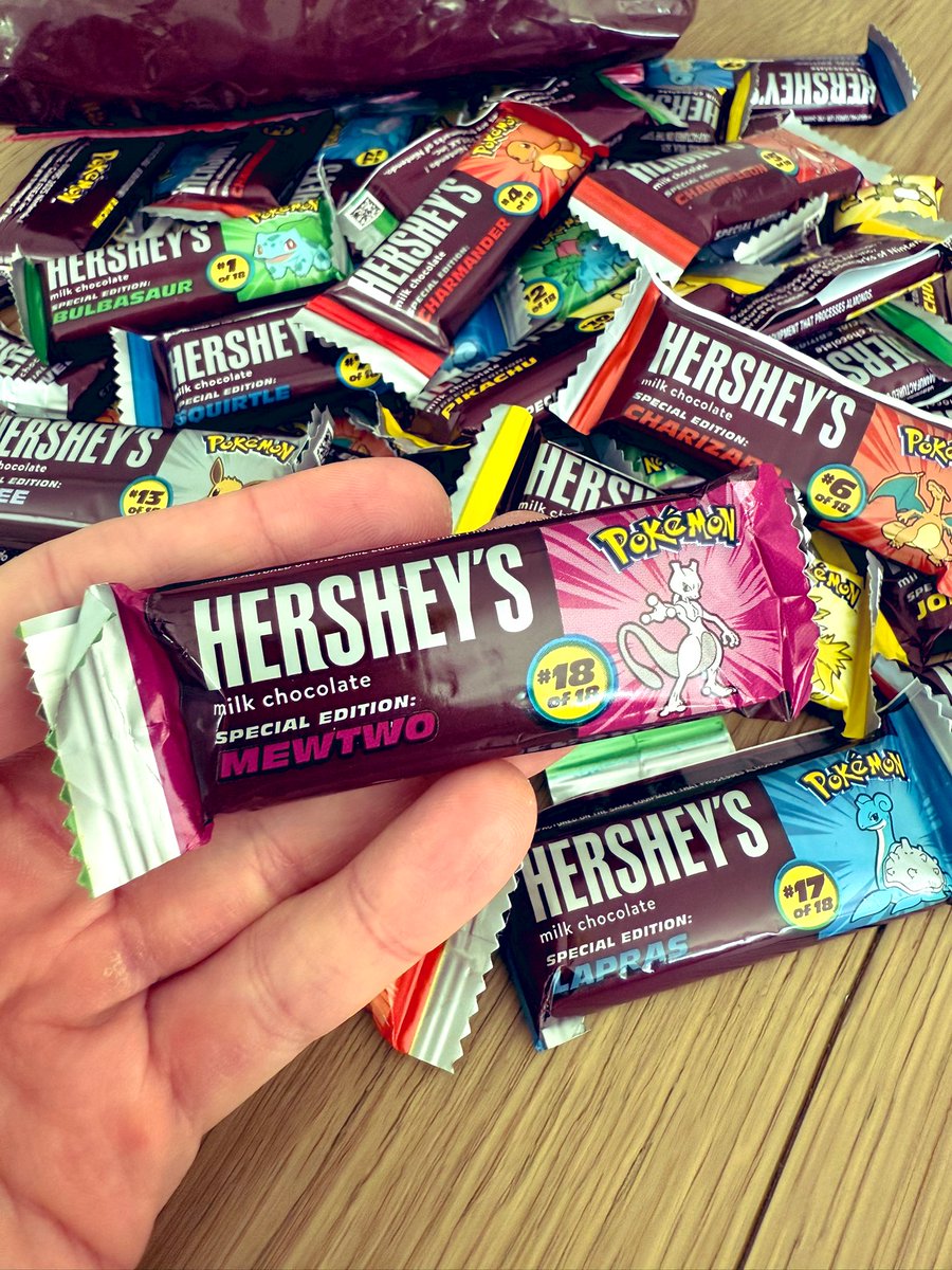 LeonhartYT's tweet image. Found these at Sam’s. Had only one Mewtwo in the entire bag so I ate it