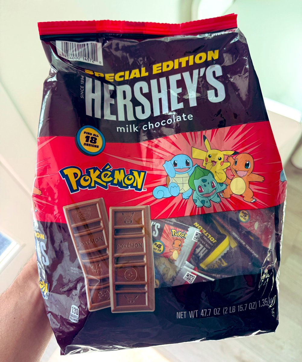 LeonhartYT's tweet image. Found these at Sam’s. Had only one Mewtwo in the entire bag so I ate it