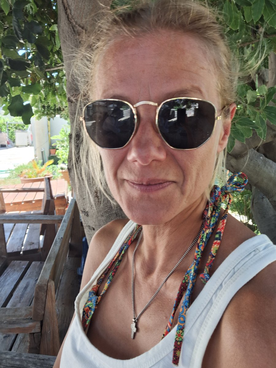 xc_yola181's tweet photo. Da existiert noch meine alte Brille. 😏Sieht auch doof aus, gut das die weg ist. Oder?
#onelink
https://t.co/Ir0O05zuQS
#germangirl #nofilter #yolauncut #contentcreator
#SummerVibes #SoftSeduction https://t.co/QYX7uRGgBg