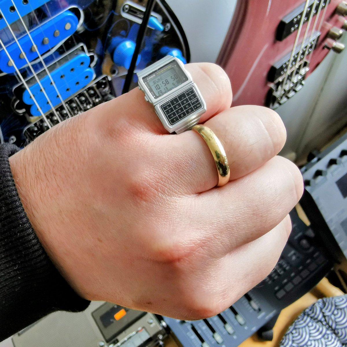alphachromeyayo's tweet image. Imagine getting punched in the face while I&apos;m wearing the official Casio DBC-611-1 gachapon ⌚👊💥