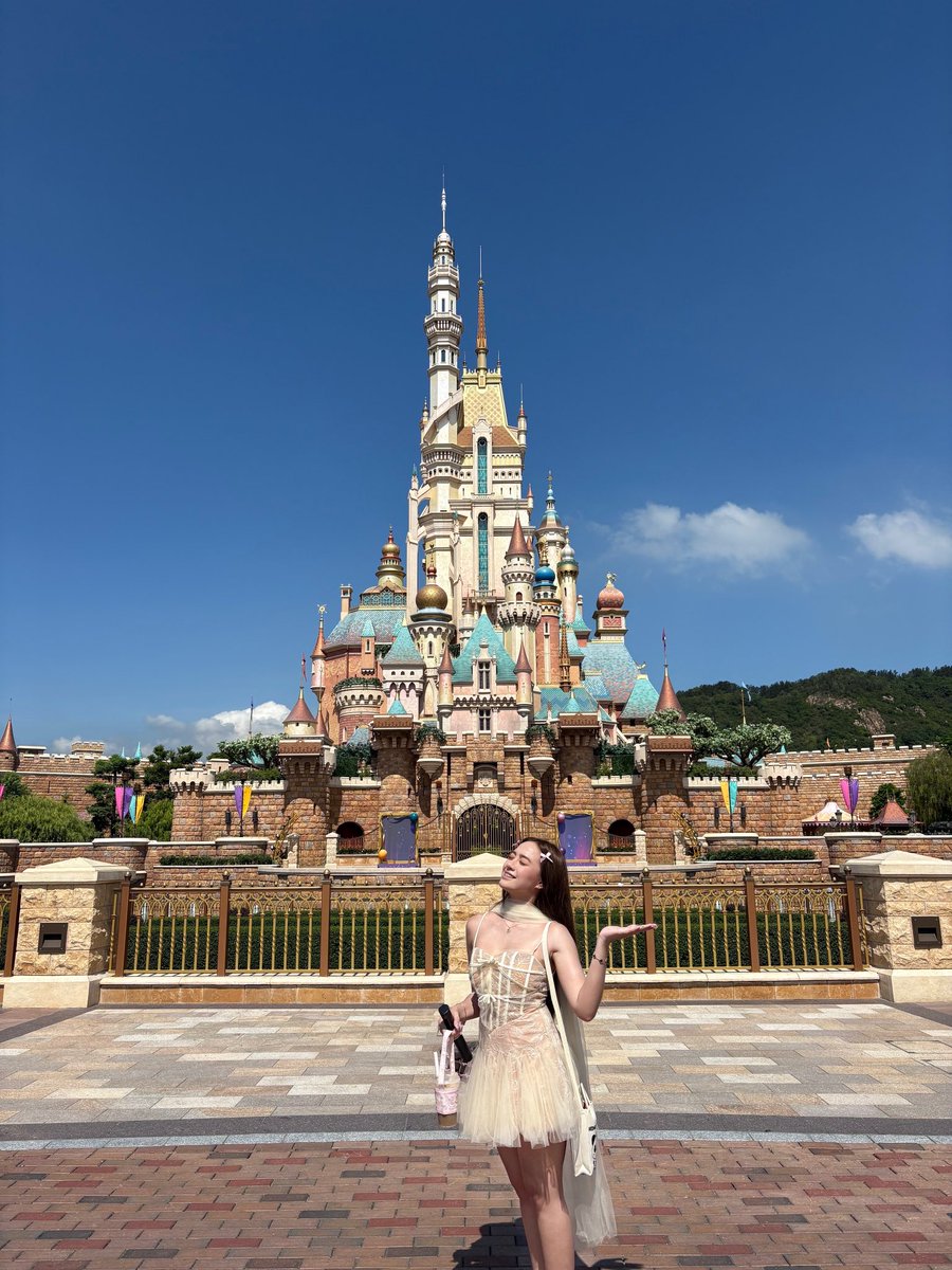 lite_lamayo's tweet image. Bibbidi-Bobbidi-Birthday! Celebrating another year at Disneyland 🎆🏰