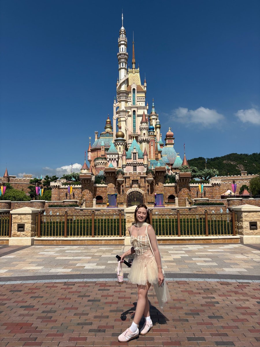 lite_lamayo's tweet image. Bibbidi-Bobbidi-Birthday! Celebrating another year at Disneyland 🎆🏰