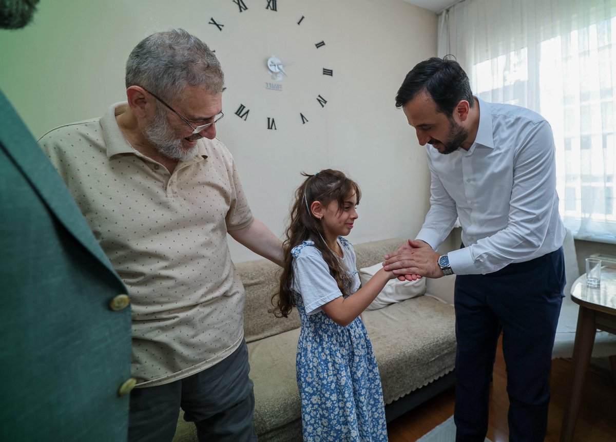 15 Temmuz gecesi şehadete eren Ömer Cankatar'ın annesi Atike teyzemizi ziyaret edip, minnetlerimizi arzettik. Bi sonraki ziyaretimiz ise hain kalkışmada gazi olan İskender Çadırcıer’in hanesi oldu. Her iki ziyaretimizde şunu farkettim; ne kadar güçlü, ne kadar asil, ne kadar