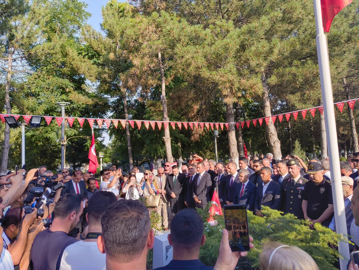 temadankara's tweet photo. 15 Temmuz şehidimiz P.Astsubay Kd.Bçvş. Ömer HALİSDEMİR kabri başında Niğde Valiliği tarafından düzenlenen , Niğde Valiliği , Garnizon K.lığı, TEMAD Genel Başkanlığı ve üyelerinin ve Niğde halkının  yoğun katılım sağladığı törenle anılmıştır. https://t.co/Da9oyE1Aak