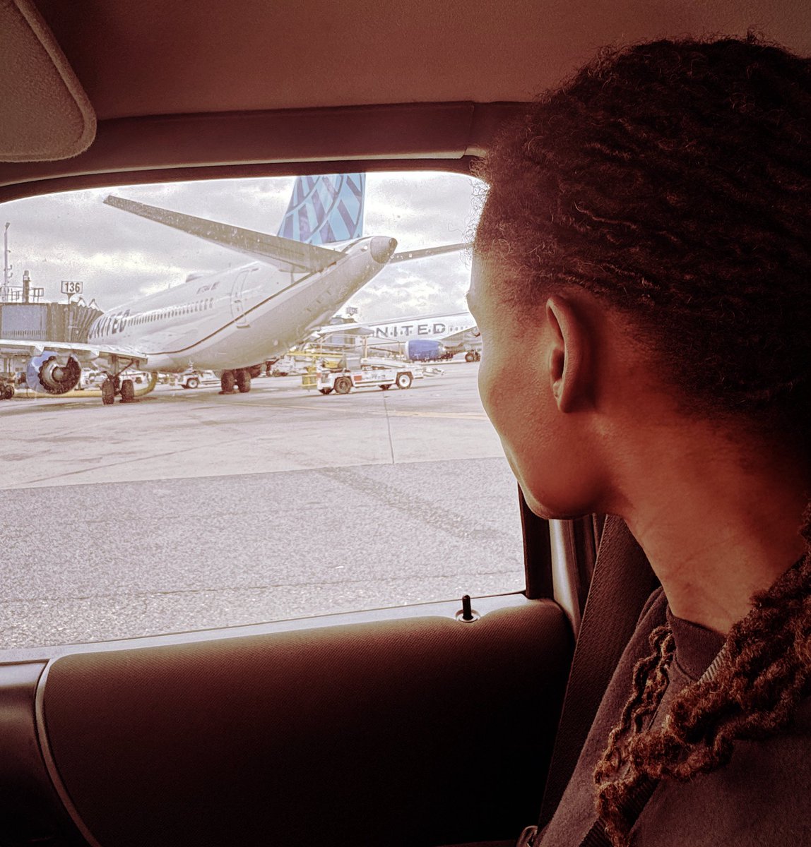 Travay nan avyasyon se youn nan pi bèl privilèj mwen genyen, paske li ban mwen chans pou m sèvi ak kèm chak jou.

Se pou sa, chak fwa mwen mete badj travay mwen sou koum ak inifòm mwen sou mwen, m santim pote yon misyon ki depase wòl travay. 
Se plis pase yon djòb, se kapasite