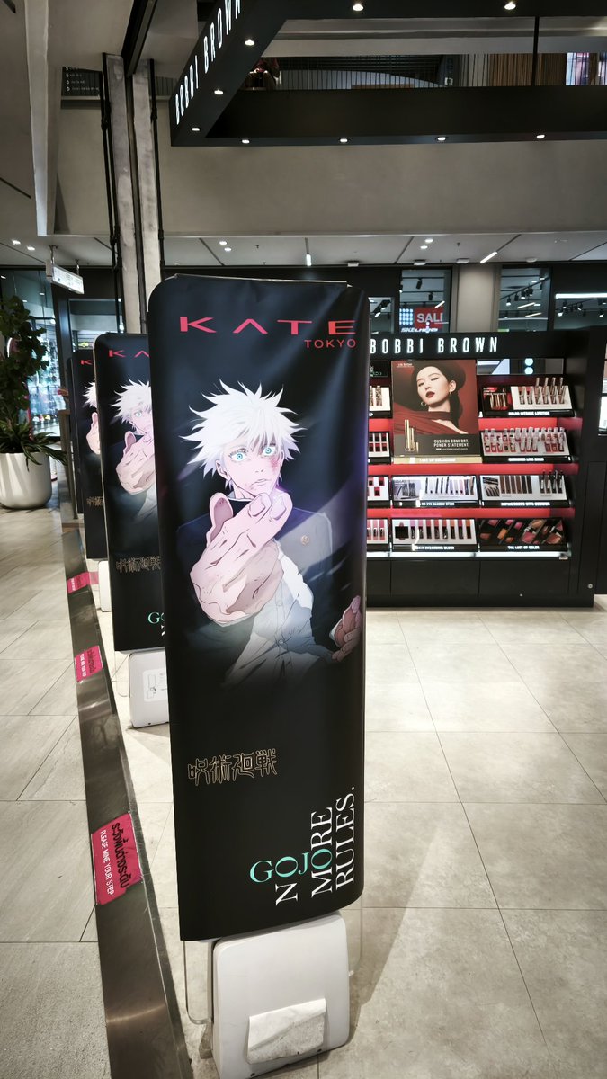Richmond_Lee's tweet image. At a big mall in Bangkok. Was walking by this giant makeup shop and noticed they have a huge Jujutsu Kaisen campaign going on. Gojo is plastered everywhere showing off his long beautiful lashes lol