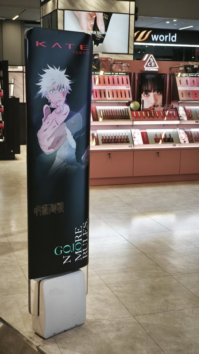 Richmond_Lee's tweet image. At a big mall in Bangkok. Was walking by this giant makeup shop and noticed they have a huge Jujutsu Kaisen campaign going on. Gojo is plastered everywhere showing off his long beautiful lashes lol