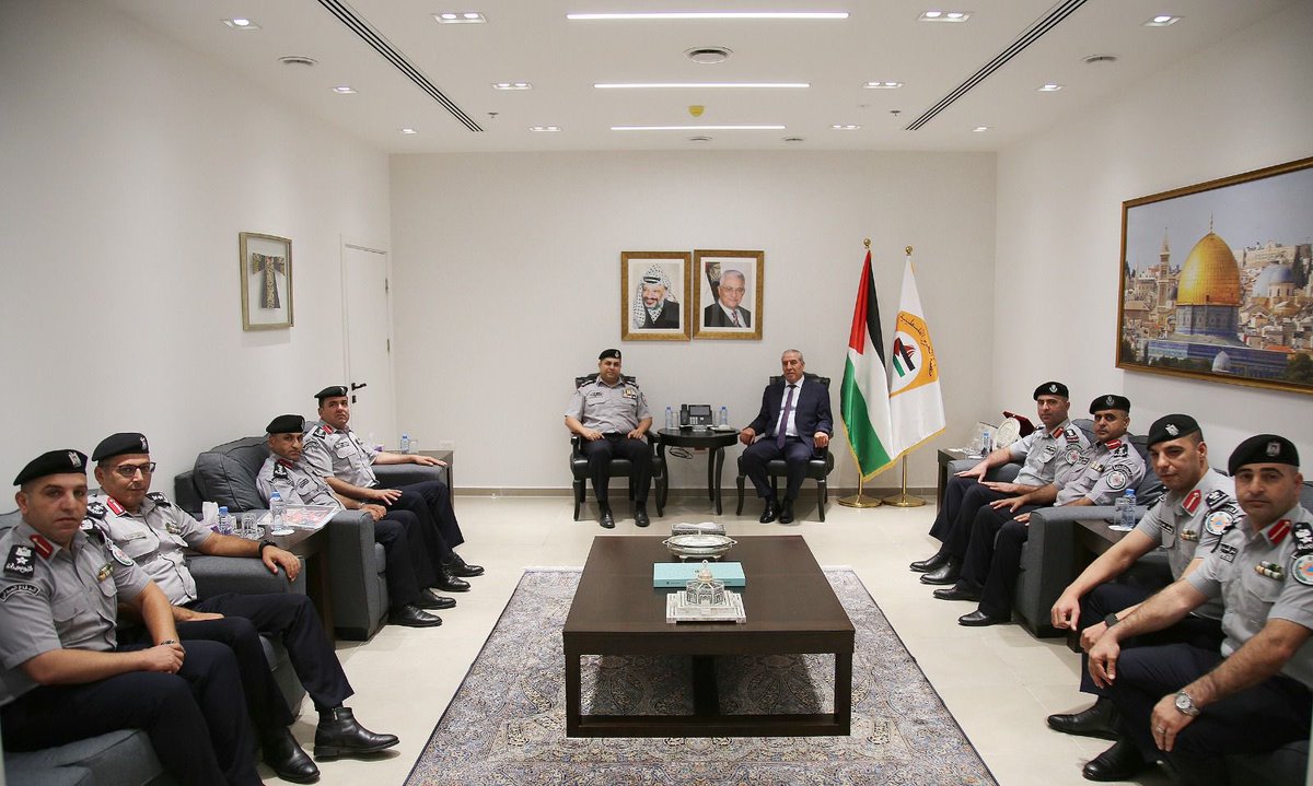 HusseinSheikhpl's tweet image. الشيخ يستقبل مدير عام الدفاع المدني ويشيد بتفاني الجهاز
رام الله – 15/07/2025- استقبل نائب الرئيس الفلسطيني السيد حسين الشيخ، مدير عام جهاز الدفاع المدني اللواء أكرم ثوابتة ووفد من كادر الجهاز، في مكتبه بمدينة رام الله، وجرى خلال اللقاء بحث دور الجهاز في حماية المواطنين…