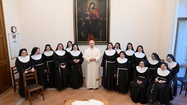 Vatican News (@vaticannews_fr) on Twitter photo Ce matin, <a href="/Pontifex_fr/">Pape Léon XIV</a> s’est rendu au monastère des Clarisses à Albano, à quelques kilomètres de Castel Gandolfo. Dans la chapelle, il a prié avec les religieuses, avant de leur adresser quelques mots. Ce matin, <a href="/Pontifex_fr/">Pape Léon XIV</a> s’est rendu au monastère des Clarisses à Albano, à quelques kilomètres de Castel Gandolfo. Dans la chapelle, il a prié avec les religieuses, avant de leur adresser quelques mots.