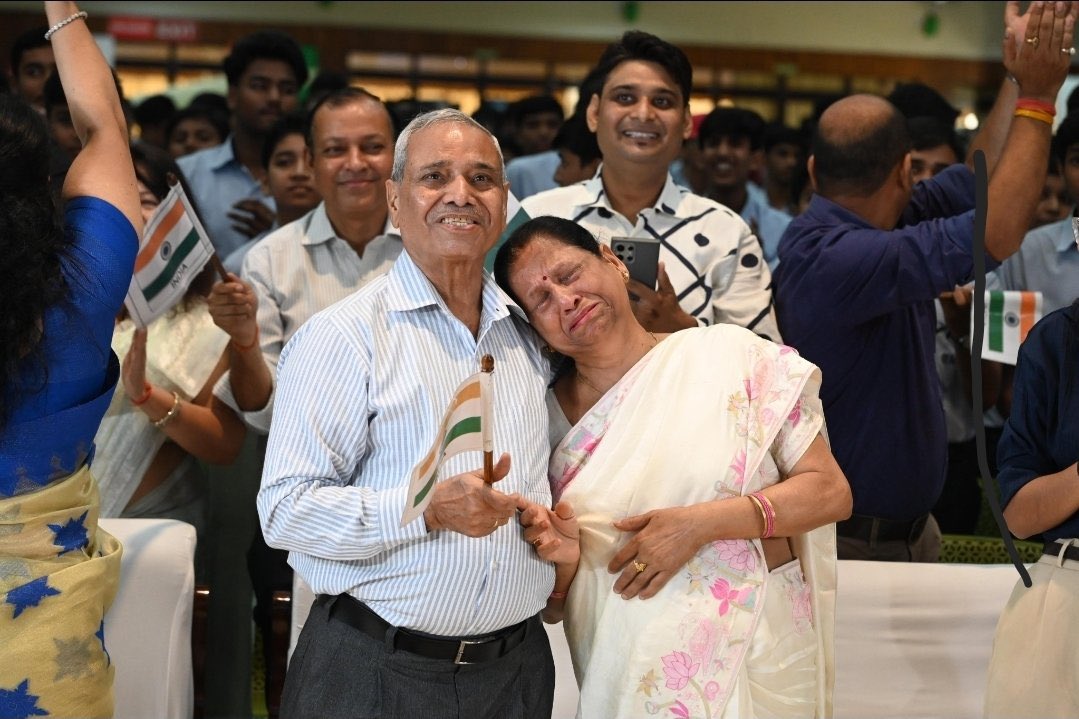 imsktripathi's tweet image. Proud, relieved, happy♥️
Picture of the day from Lucknow👌
#ShubhanshuShukla