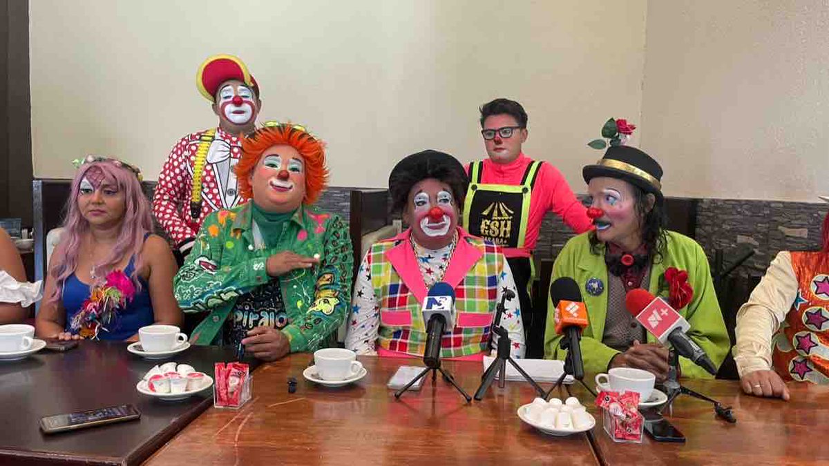 «Somos un grupo de académicos, intelectuales, libres pensadores, nos hemos agrupado conscientemente y nos llamaremos “circulo de reflexión política”, y queremos que sepan que nadie nos convocó, nosostos nos autoconvocamos»