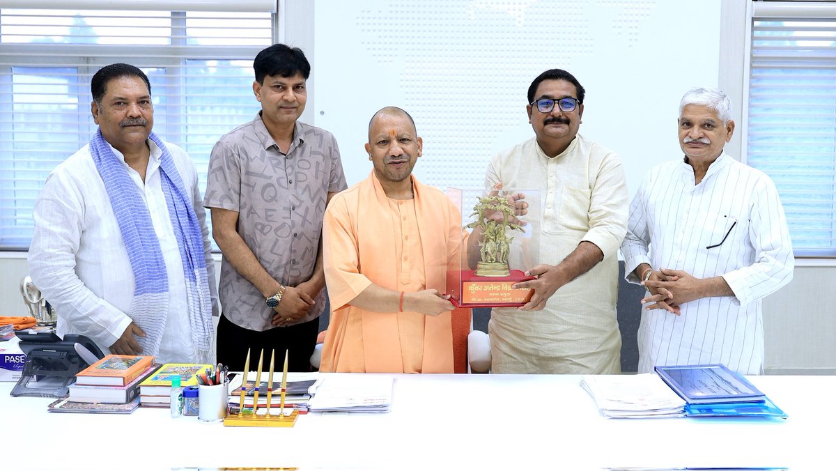 Yogi Adityanath Office (@myogioffice) on Twitter photo मुख्यमंत्री श्री <a href="/myogiadityanath/">Yogi Adityanath</a> जी महाराज से आज लखनऊ में जनपद बदायूँ के दातागंज विधान सभा क्षेत्र के माननीय विधायक श्री राजीव सिंह 'बब्बू भईया' जी एवं जिला सहकारी संघ, बदायूँ के अध्यक्ष श्री रविन्द्र पाल सिंह जी ने शिष्टाचार भेंट की।
इस अवसर पर श्री शारदा कांत सिंह जी एवं श्री मुख्यमंत्री श्री <a href="/myogiadityanath/">Yogi Adityanath</a> जी महाराज से आज लखनऊ में जनपद बदायूँ के दातागंज विधान सभा क्षेत्र के माननीय विधायक श्री राजीव सिंह 'बब्बू भईया' जी एवं जिला सहकारी संघ, बदायूँ के अध्यक्ष श्री रविन्द्र पाल सिंह जी ने शिष्टाचार भेंट की।
इस अवसर पर श्री शारदा कांत सिंह जी एवं श्री