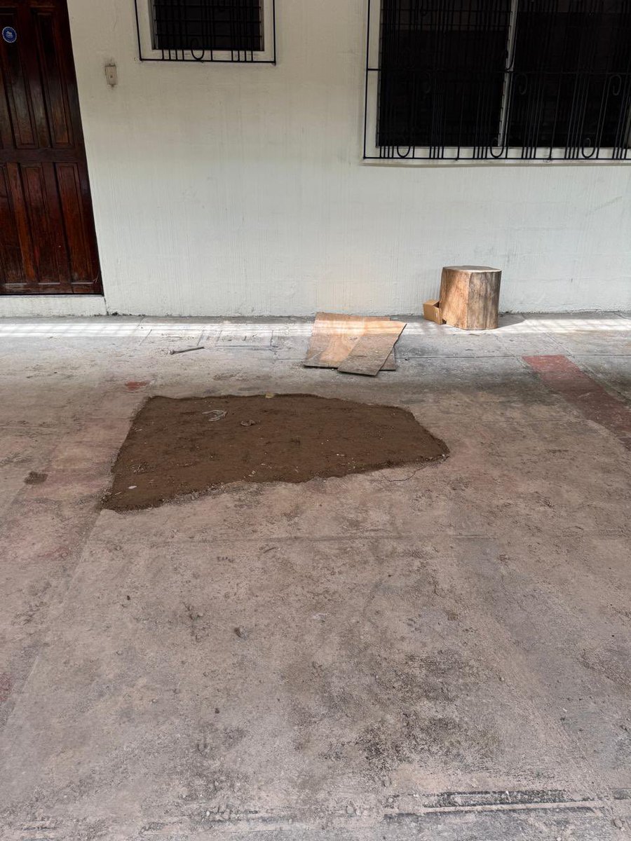CeSaints's tweet photo. @ANDASV buen día, hace 1 mes iniciaron un trabajo en mi parqueo y acera SIN mi autorización, el problema no se originaba de mi lado y dejaron un remiendo mal hecho causando más problemas: ¿podrían por favor brindar una fecha de reparación? #DenunciaCiudadana https://t.co/aiWV5Sfb0o