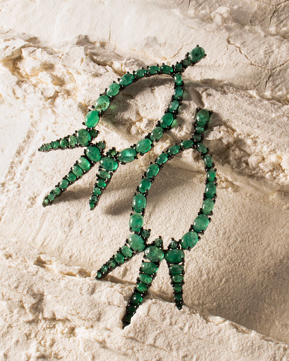 ganoksinproject's tweet image. Summer glow emerald earrings 💚☀️ capture the lush vibe of the season—emeralds were once believed to refresh the eyes and bring vitality, perfect for sunny day style 🌿✨ IG venetiavildiridishop

 #emeraldearrings #summerglow #greenbeauty #gemstonefacts #luxuryvibes