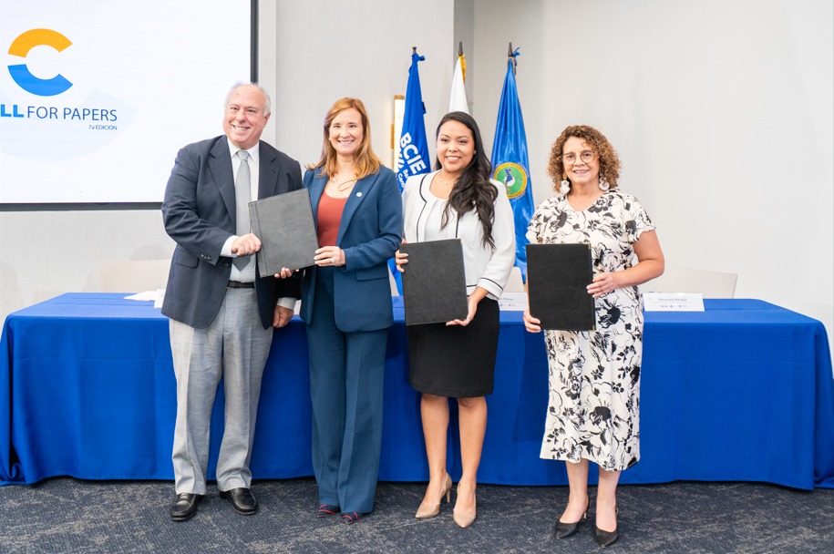 sg_sica's tweet photo. La Secretaría General del Sistema de la Integración Centroamericana (SICA), la @sg_sieca y el @BCIE_Org lanzaron la séptima edición del concurso #CallForPapers, bajo el lema: “Transformación positiva para la región centroamericana: integración de conocimiento e investigación para el desarrollo”.

Esta iniciativa tiene como objetivo generar conocimiento estratégico que contribuya al fortalecimiento institucional, la cohesión regional y el bienestar de la ciudadanía centroamericana.

Del 14 de julio al 1 de noviembre de 2025, personas del ámbito académico, investigativo, profesional y del sector público, sin distinción de nacionalidad, pueden enviar sus artículos enfocados en propuestas innovadoras y basadas en evidencia.

Más información sobre los lineamientos del concurso:  ➡️💻https://t.co/5qp92ISzyT 

#GestiónDelConocimiento #ConocimientoSICA